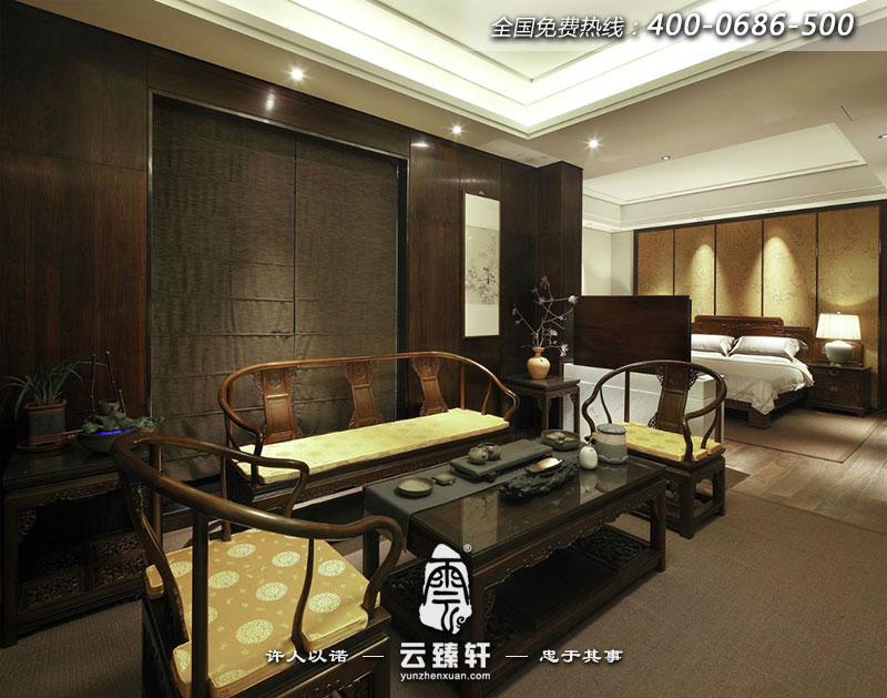 臥室里的小會(huì)客廳擺放的茶桌椅整體色調(diào)溫潤、自然